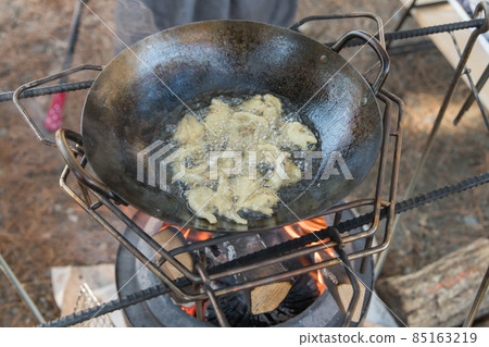 [在汽車露營地的日營單人爐上烹飪天婦羅] 85163219