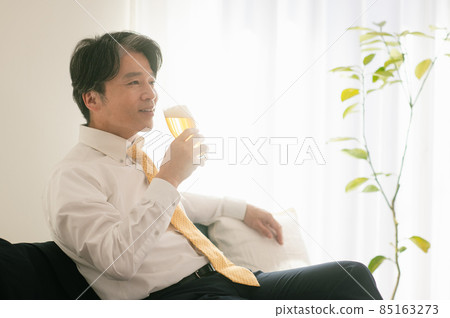 回家喝啤酒的中間人 85163273