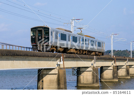 817 series Komarugawa railway bridge Nippou main line ordinary train 85164611