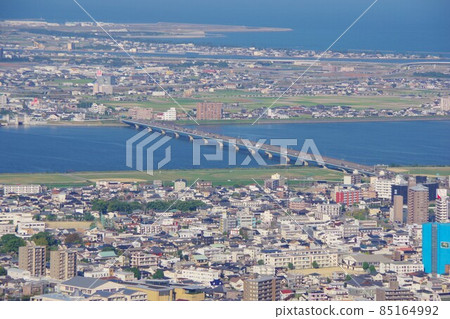 從德島縣美山眺望吉野川大橋地區 從德島縣美山眺望吉野川大橋地區 85164992