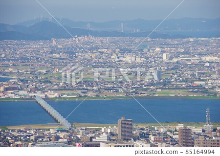 從德島縣美山眺望吉野川、鳴門大橋和淡路島 85164994