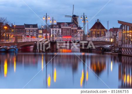 Leiden canal with Windmill De Valk Leiden canal with Windmill De Valk 85166755