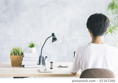 男子在家遠程辦公 85167260
