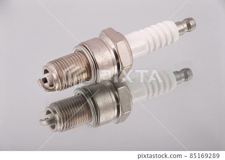 One new spark plugs 85169289