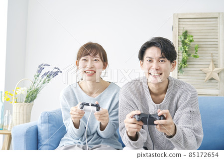 Men and women playing video games 85172654