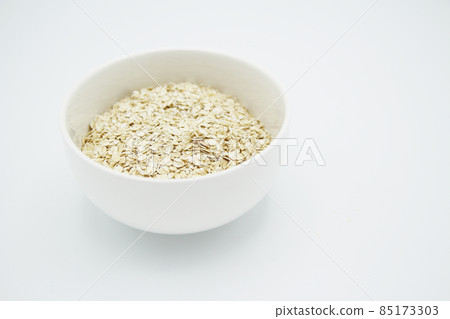 木桌上有燕子片的速溶燕麥片 木桌上有燕子片的速溶燕麥片 85173303