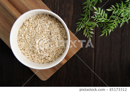 木桌上有燕子片的速溶燕麥片 木桌上有燕子片的速溶燕麥片 85173312