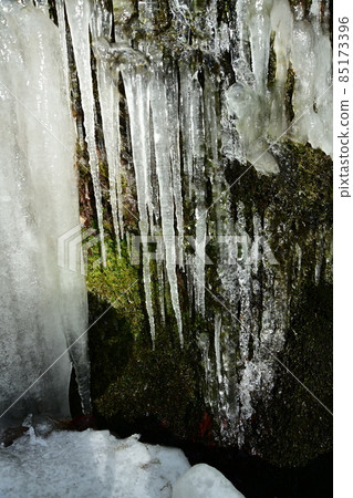 冬季北海道山區的冰柱 冬季北海道山區的冰柱 85173396