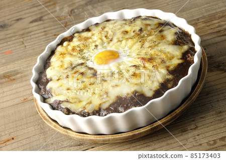 Freshly baked curry with plenty of melting cheese and eggs 85173403