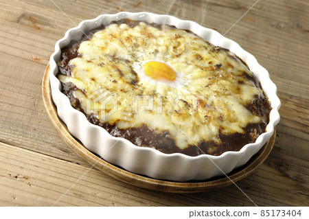 Freshly baked curry with plenty of melting cheese and eggs 85173404
