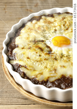 Freshly baked curry with plenty of melting cheese and eggs 85173416