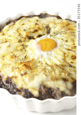 新鮮出爐的咖哩，白色背景中有大量融化的奶酪和雞蛋 85173540