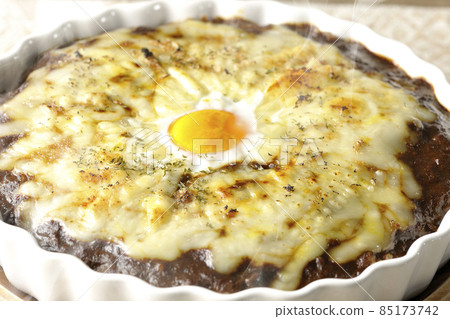 Hot grilled curry with plenty of melting cheese and eggs 85173742
