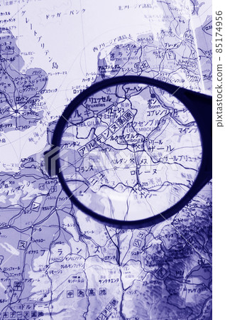 世界地圖和放大鏡旅行圖像 85174956