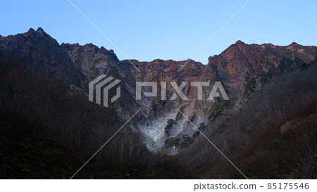 谷川山和一倉岳(黎明)的絕景 谷川山和一倉岳(黎明)的絕景 85175546