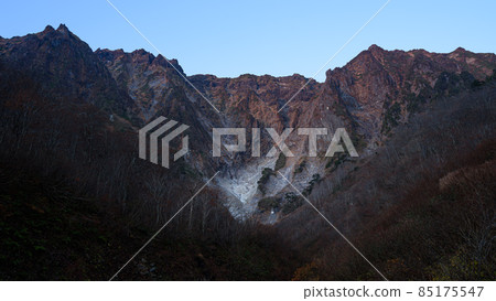 谷川山和一倉岳(黎明)的絕景 谷川山和一倉岳(黎明)的絕景 85175547