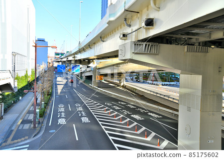 Looking toward Tsukiji Bridge / Yokohama Station on National Highway No. 1 (Yokohama City, Kanagawa Prefecture) [2021.12] 85175602