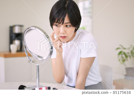 關心皮膚粗糙的年輕女性 關心皮膚粗糙的年輕女性 85175638