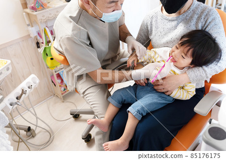 只好給不喜歡的孩子刷牙的兒科牙醫 85176175