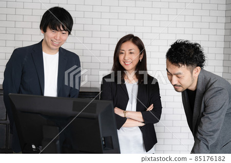 一張易於使用的照片，帶有女性代表的笑臉，很酷的商務場景形象 85176182