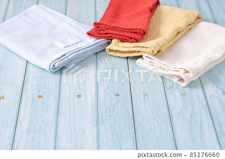 地板上排成一排的布和墊子 85176660