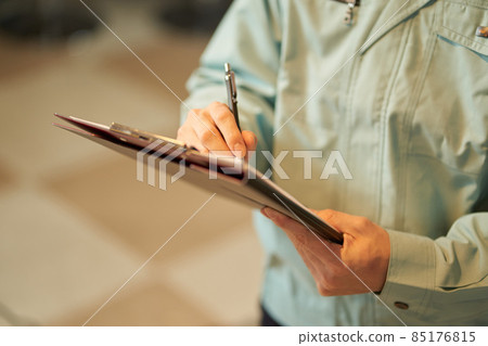 Asian man inspecting restaurant equipment Asian man inspecting restaurant equipment 85176815