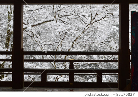 In the morning of December 2021, the snow scene from the Ryusenkaku Shrine of Kibune Shrine in Kyoto City is refreshing. In the morning of December 2021, the snow scene from the Ryusenkaku Shrine of Kibune Shrine in Kyoto City is refreshing. 85176827
