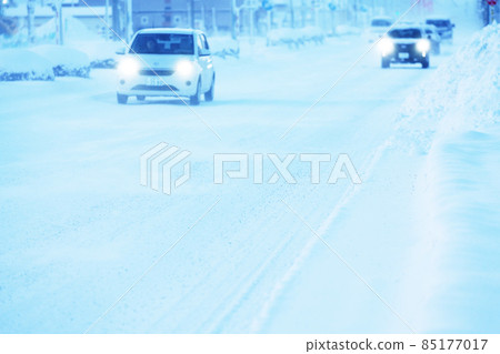 早晨新雪落下時的雪路 早晨新雪落下時的雪路 85177017