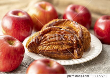 Crispy apple pie and apples Crispy apple pie and apples 85177252