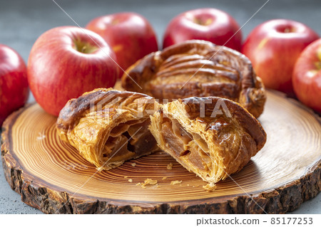 Crispy apple pie and apples Crispy apple pie and apples 85177253