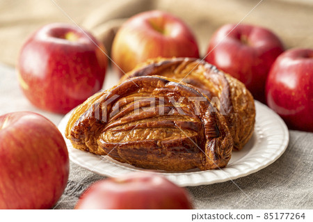 Crispy apple pie and apples Crispy apple pie and apples 85177264