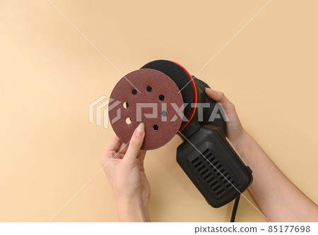 installation of a grinding wheel on an eccentric orbital grinding machine. 85177698