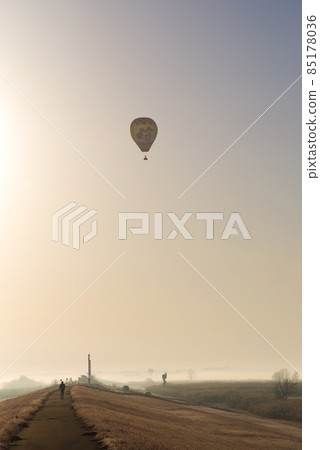 Balloon overlooking the Watarase Retarding Ground that straddles the four prefectures of Tochigi, Gunma, Saitama, and Ibaraki [taken from the Tochigi prefecture side] 85178036