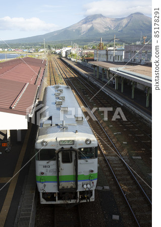 [Vertical composition] JR Hokkaido Kiha 40 series, including Hokkaido Komagatake, at Mori Station 85178291
