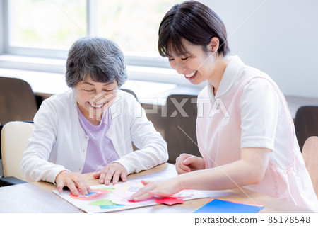 護理形象:折疊摺紙的老年婦女和護理人員照片合作:中央工業大學附屬日本語學校 護理形象:折疊摺紙的老年婦女和護理人員照片合作:中央工業大學附屬日本語學校 85178548