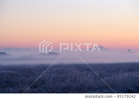Mount Tsukuba surrounded by morning mist [Fujioka Watarase Sports Park, Tochigi Prefecture] 85179142