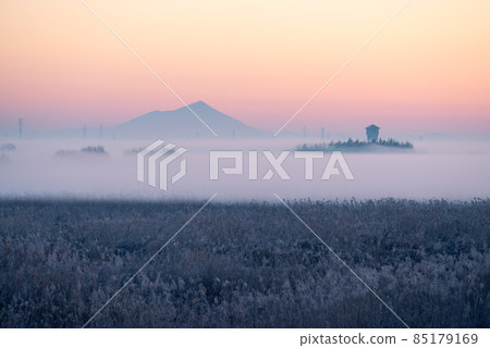 Mount Tsukuba surrounded by morning mist [Fujioka Watarase Sports Park, Tochigi Prefecture] 85179169
