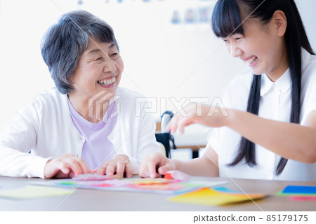 Nursing image: Senior woman folding origami with her grandson who came to visit Photo cooperation: Japanese Language School attached to Chuo Technical School Nursing image: Senior woman folding origami with her grandson who came to visit Photo cooperation: Japanese Language School attached to Chuo Technical School 85179175