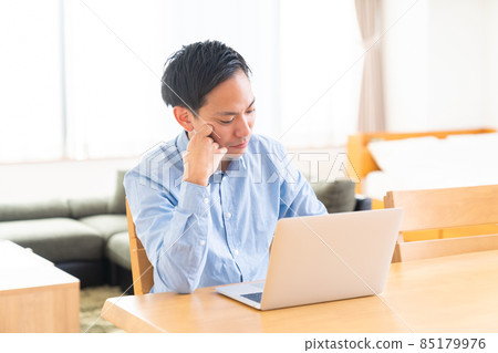 Men who look at personal computer 85179976