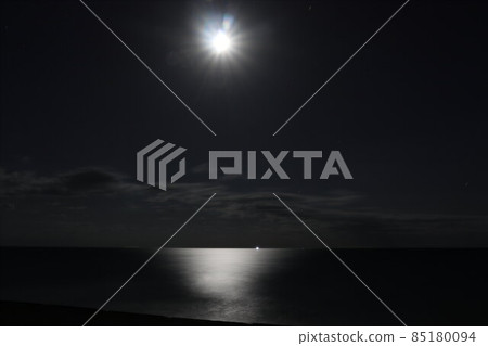 Moon rising from the horizon and reflected light 85180094