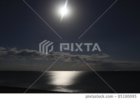 Moon rising from the horizon and reflected light 85180095