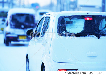 早晨新雪落下時的道路 85180479
