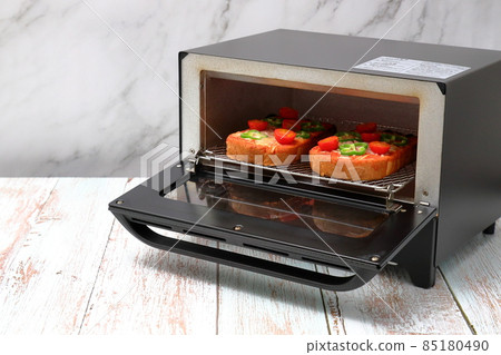Bake pizza toast with a toaster Bake pizza toast with a toaster 85180490