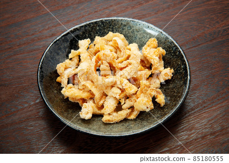 Deep-fried chicken skin 85180555