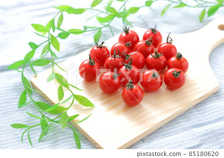 Refreshing morning image | Mini tomatoes and cutting board 85180620
