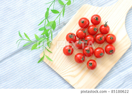 Refreshing morning image | Mini tomatoes and cutting board Refreshing morning image | Mini tomatoes and cutting board 85180622