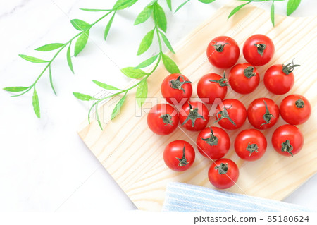 Refreshing morning image | Mini tomatoes and cutting board Refreshing morning image | Mini tomatoes and cutting board 85180624