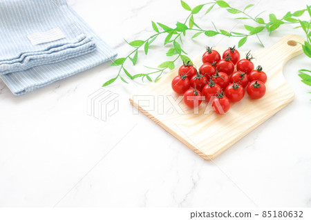 砧板上的迷你西紅柿 | 清晨的圖像 85180632