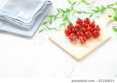 砧板上的迷你西紅柿 | 清晨的圖像 85180633