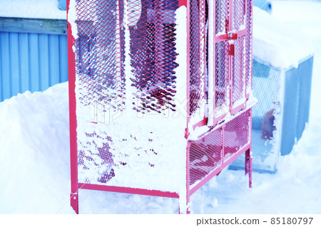 Winter garbage station Garbage station in the morning when fresh snow falls Winter garbage station Garbage station in the morning when fresh snow falls 85180797